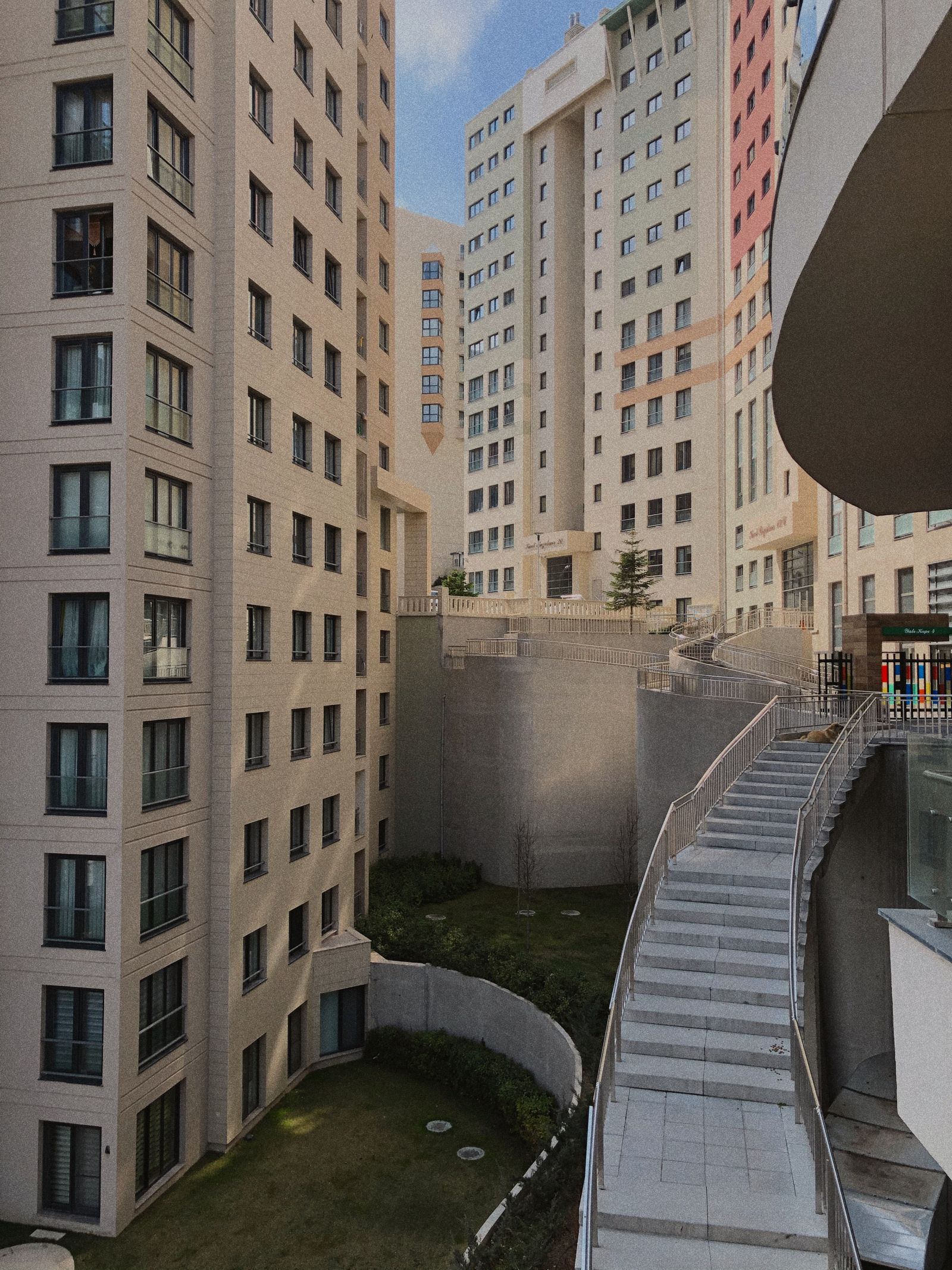 Complejo residencial conectado por áreas comunes