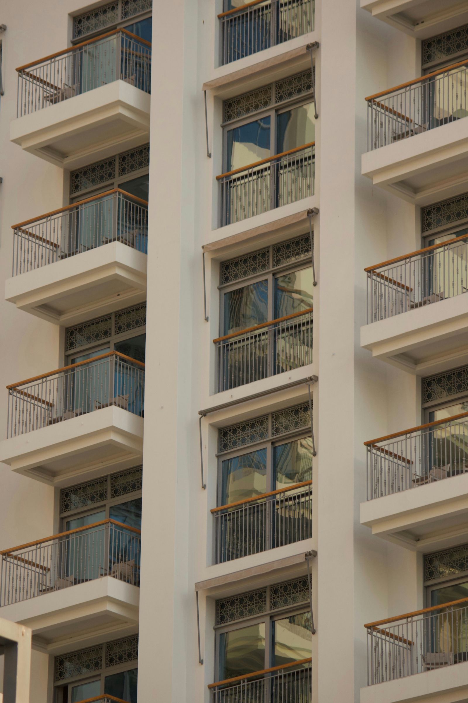 Detalle de balcones en un edificio residencial